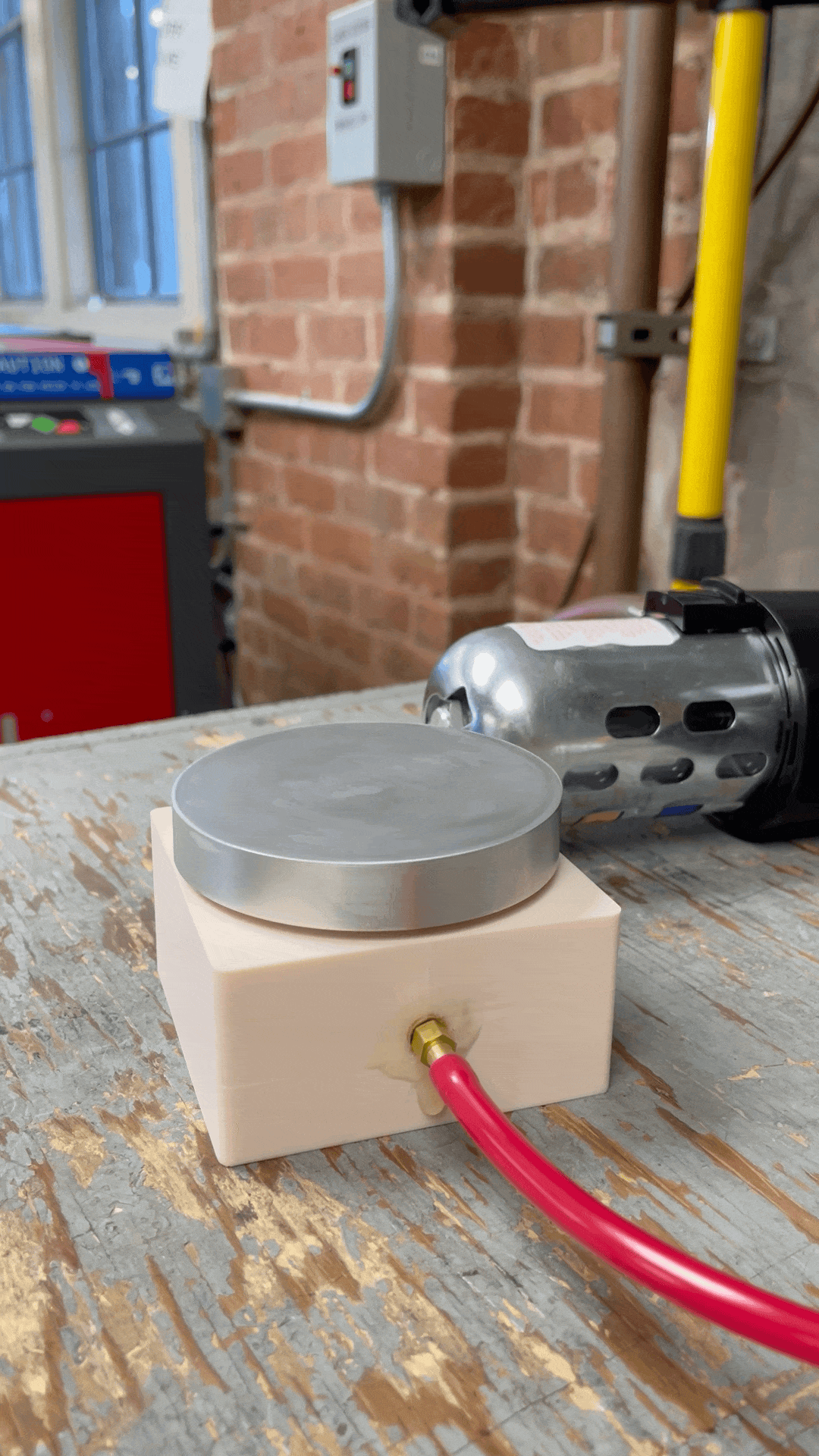 Air-bearing mechanism in motion